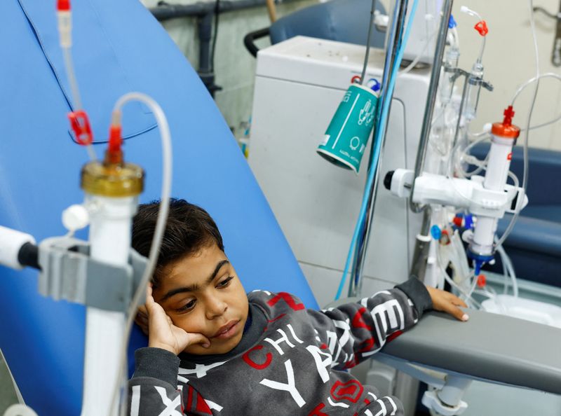 &copy; Reuters. لفتى الفلسطيني نسيم مهرة، البالغ من العمر عشرة أعوام، يخضع لغسيل الكلى في مستشفى في رفح في جنوب قطاع غزة يوم الأحد. تصوير: محمد سالم -رويترز.