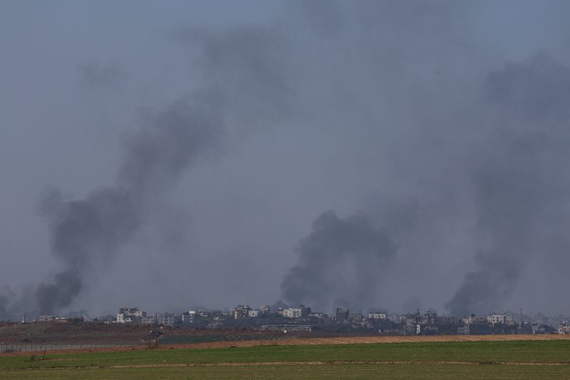 © Reuters. دخان يتصاعد في سماء قطاع غزة يظهر من جنوب إسرائيل يوم الاثنين. تصوير:  بيوليتا سانتوس مورا - رويترز.

