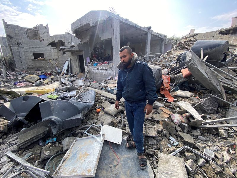 © Reuters. Palestinian man Ibrahim Al-Haj Youssef, who lost four of his children and his wife in an Israeli air strike, stands amidst debris, amid the ongoing conflict between Israel and Hamas, at the Maghazi camp, in the central Gaza Strip, December 25, 2023. REUTERS/Doaa Ruqaa