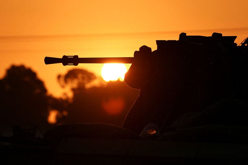 &copy; Reuters. An armoured personnel carrier (APC) is seen silhouetted as the sun sets, amid the conflict between Israel and the Palestinian Islamist group Hamas, near the Israel-Gaza border, in Southern Israel, December 25, 2023. REUTERS/Violeta Santos Moura