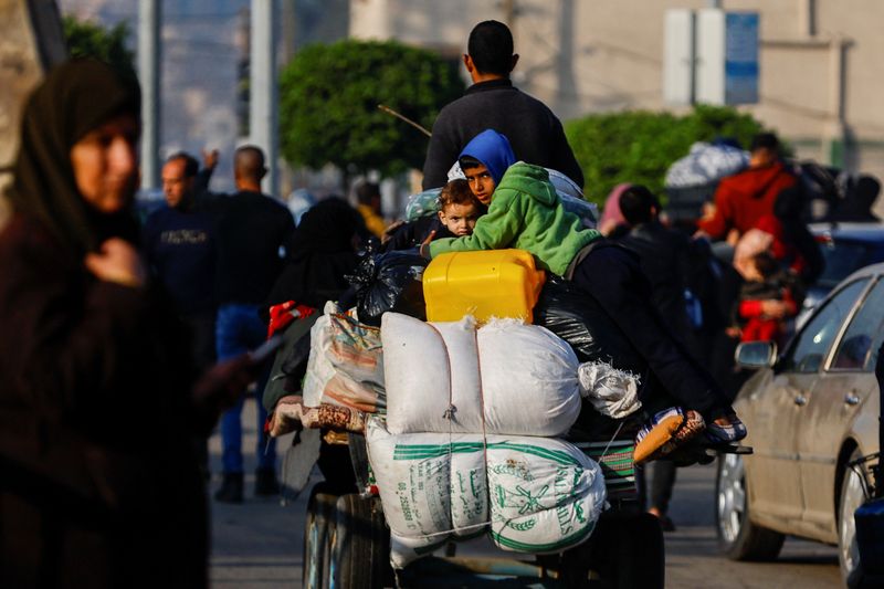 &copy; Reuters. فلسطينيون يفرون من منازلهم في الجزء الشرقي من خان يونس بجنوب قطاع غزة في الأول من ديسمبر كانون الأول 2023 بسبب القصف الإسرائيلي وسط الصراع بين