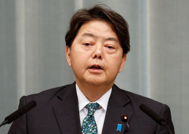 &copy; Reuters. يوشيماسا هاياشي كبير أمناء مجلس الوزراء الياباني خلال مؤتمر صحفي بالمقر الرسمي لرئيس الوزراء فوميو كيشيدا في يوم 14 ديسمبر كانون الأول 2023 . ت