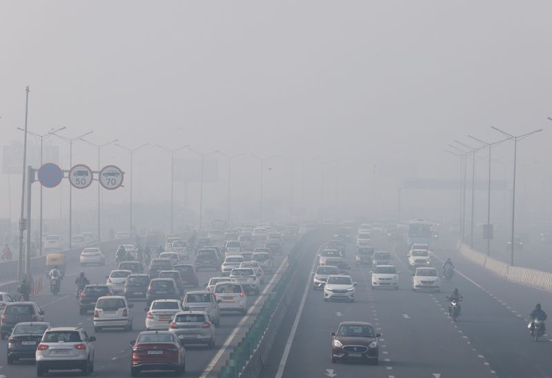 &copy; Reuters. Tráfico en una autopista envuelta en una densa niebla tóxica en Nueva Delhi, India, 26 de diciembre de 2023. REUTERS/Anushree Fadnavis