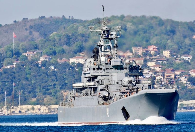 © Reuters. The Russian Navy's large landing ship Novocherkassk sets sail in the Bosphorus, on its way to the Mediterranean Sea, in Istanbul, Turkey May 5, 2021. REUTERS/Yoruk Isik/File photo