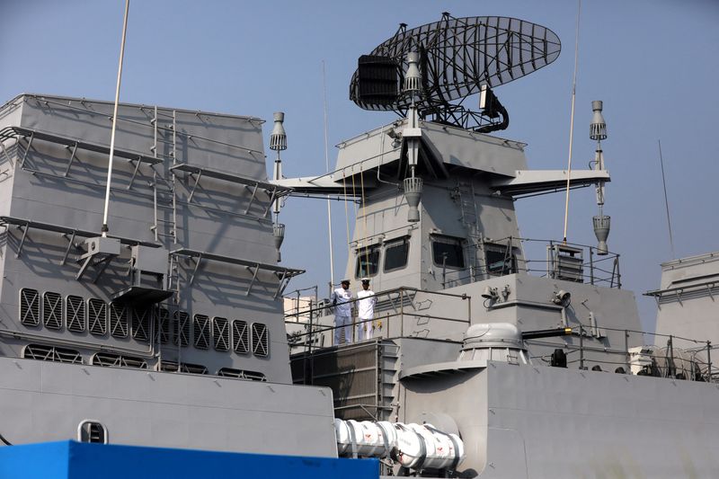 &copy; Reuters. FOTO DE ARCHIVO: Oficiales de la Armada india de pie en la cubierta del INS Mormugao, un buque destructor de misiles guiados furtivos del Proyecto 15B, durante su ceremonia de puesta en servicio, en Mumbai, India, 18 de diciembre de 2022. REUTERS/Niharika