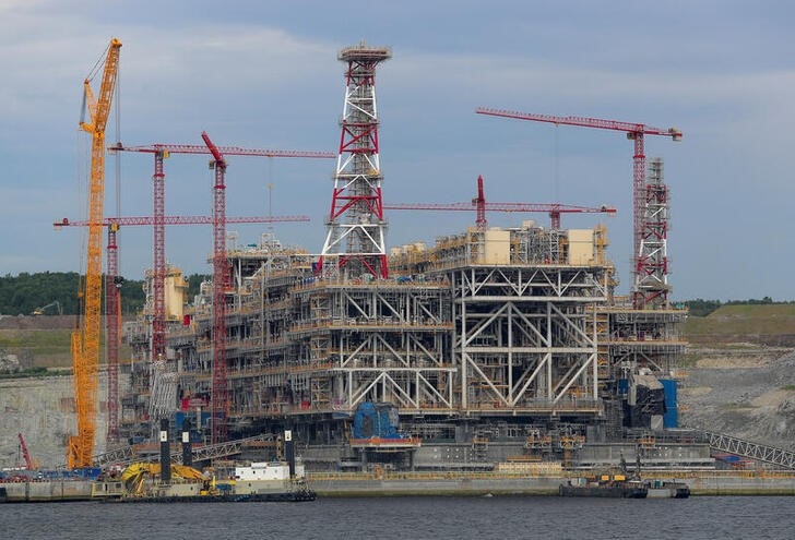 &copy; Reuters. Imagen de archivo de instalaciones bajo construcción del proyecto Arctic LNG 2 cerca del asentamiento de Belokamenka, región de Murmansk, Rusia. 26 julio 2022. REUTERS/Stringer