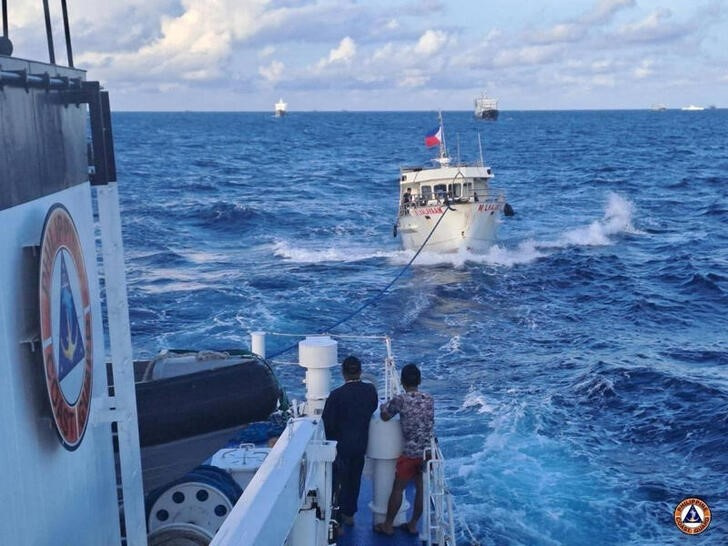 &copy; Reuters. Imagen de archivo de un buque de la Guardia Costera de Filipinas remolcando un barco de reabastecimiento afectado por la acción de embarcaciones chinas en el mar de la China Meridional. 10 diciembre 2023. Guardia Costera de Filipinas/entrega vía Reuters