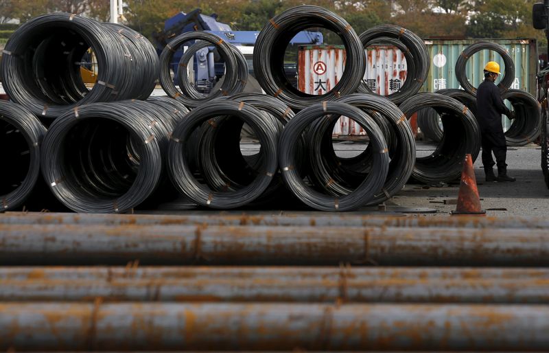 &copy; Reuters. FOTO DE ARCHIVO: Un trabajador cerca de bobinas y barras de acero en una instalación de recogida de acero en Tokio, Japón, 30 de octubre de 2015. Los fabricantes de acero japoneses se enfrentan a un exceso de oferta, a la debilidad de los pedidos de tub