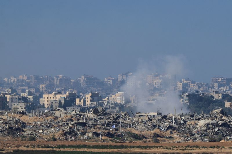 &copy; Reuters. De la fumée s'élève à Gaza, vu du sud d'Israël. /Photo prise le 26 décembre 2023/REUTERS/Violeta Santos Moura