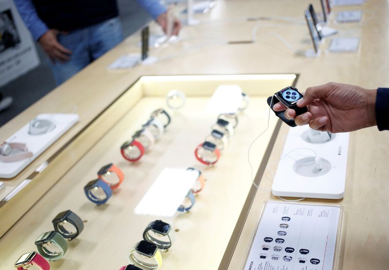 &copy; Reuters. FILE PHOTO: A shopper holds an Apple Watch during the shopping season, 'El Buen Fin' (The Good Weekend), at a store in Monterrey, Mexico November 15, 2019. REUTERS/Daniel Becerril/File Photo