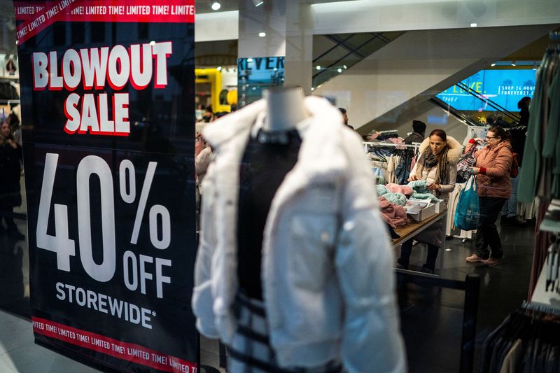 &copy; Reuters. People look for discounts in a local store, in New York, U.S., December 25, 2023. REUTERS/Eduardo Munoz