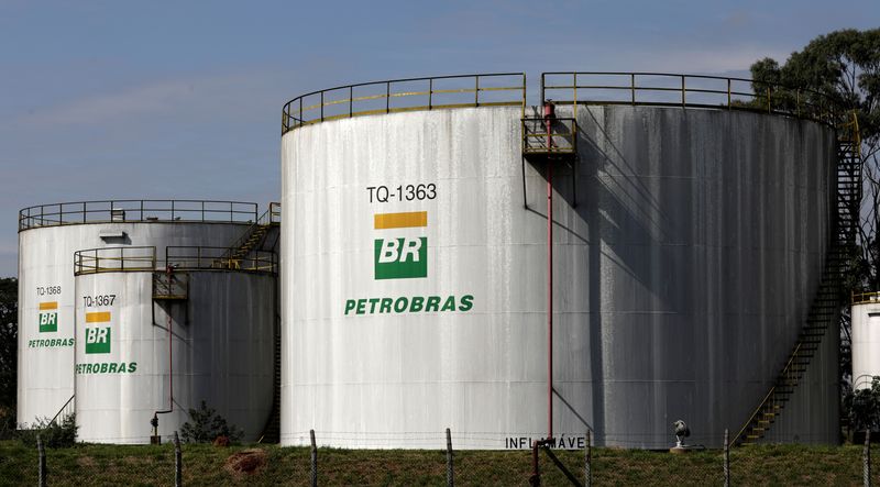&copy; Reuters. Tanques de combustíveis da Petrobras na refinaria de Paulínia. REUTERS/Paulo Whitaker