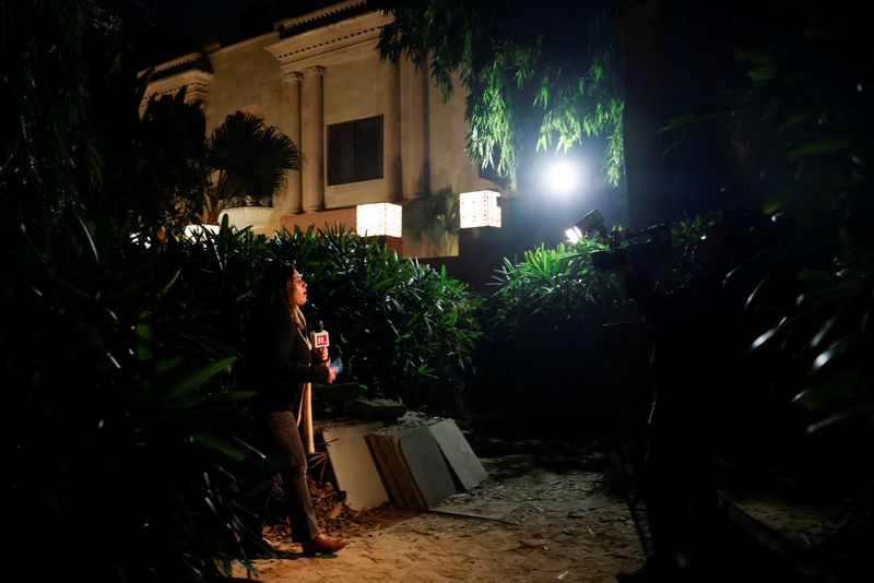 © Reuters. إحدى الصحفيات تعمل خارج مبنى السفارة الإسرائيلية في نيودلهي في أعقاب تقارير عن وقوع انفجار في موقع قريب يوم الثلاثاء. تصوير: أنوشري فادنافيس - رويترز 