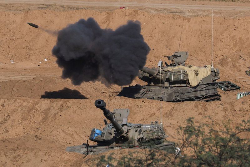 © Reuters. An Israeli self-propelled artillery unit fires amid the ongoing conflict between Israel and the Palestinian Islamist group Hamas, as seen from southern Israel, December 26, 2023. REUTERS/Violeta Santos Moura
