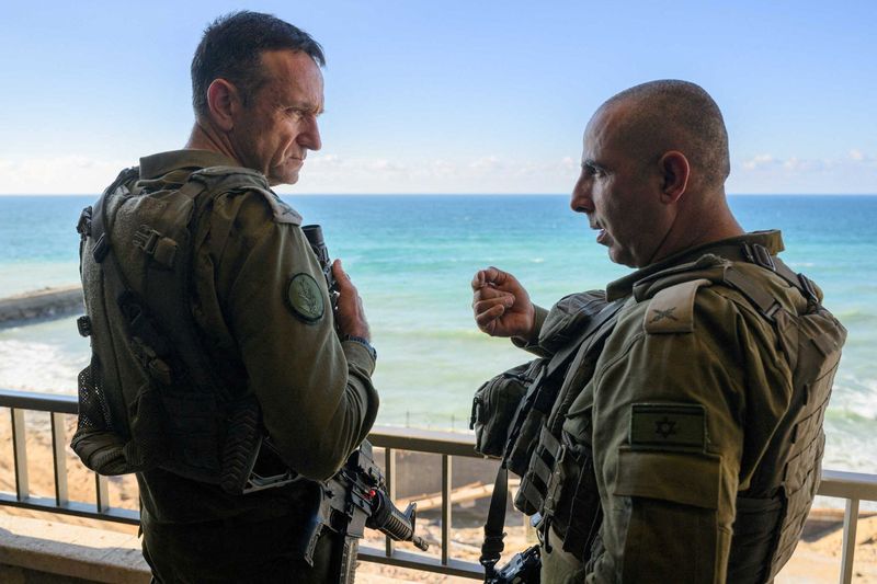 &copy; Reuters. رئيس أركان الجيش الإسرائيلي هرتسي هاليفي (إلى اليسار) خلال حديثه مع أحد الضباط في الجيش الإسرائيلي في موقع قيل إنه في غزة خلال العملية البري