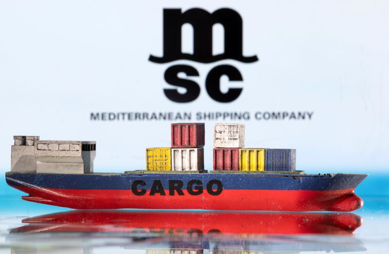 &copy; Reuters. نموذج لسفينة شحن أمام شعار شركة البحر المتوسط للشحن (إم.إس.سي) في هذه الصورة التوضيحية من أرشيف رويترز