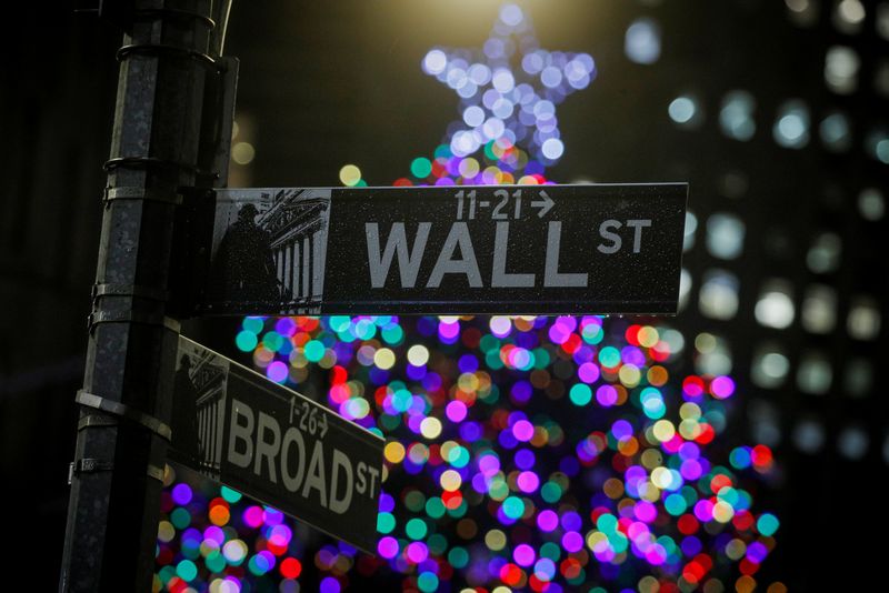 &copy; Reuters. 米国株式市場は上昇して今年最終週のスタートを切った。米連邦準備理事会（ＦＲＢ）が早ければ来年３月にも利下げに踏み切るとの観測が背景。（２０２３年　ロイター／Brendan McDermid）