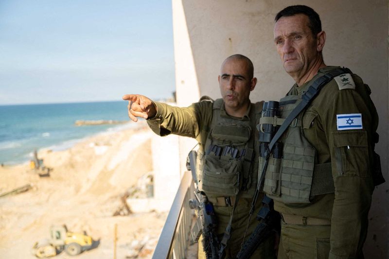 &copy; Reuters. رئيس أركان الجيش الإسرائيلي هرتسي هاليفي (إلى اليمين) يستمع إلى أحد الضباط لدى زيارته لجنود إسرائيليين خلال العملية البرية التي يشنها الجيش