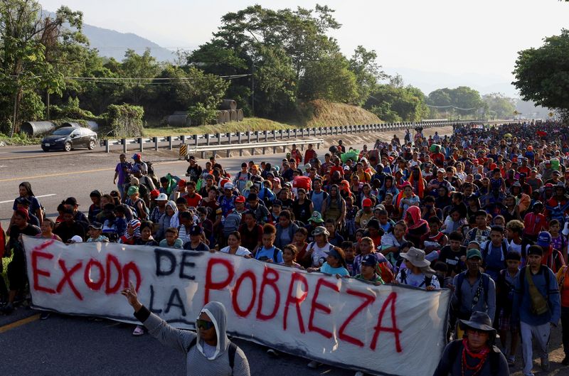 &copy; Reuters. Migrants walk in a caravan, some of them holding a banner reading 'Exodus from Poverty', as an attempt to reach the U.S. border, in Huixtla, Mexico December 26, 2023. REUTERS/Jose Torres