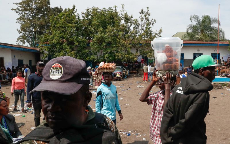 &copy; Reuters. Vendedores carregam alimentos, durante as eleições parlamentares e presidenciais, em Goma, província de Kivu do Norte, na República Democrática do Congo
21/12/2023
REUTERS/Thomas Mukoya
