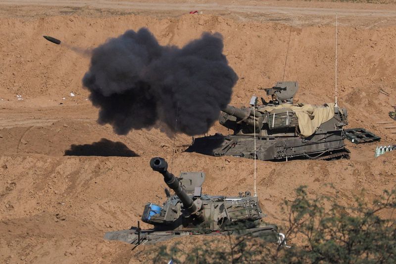 &copy; Reuters. An Israeli self-propelled artillery unit fires amid the ongoing conflict between Israel and the Palestinian Islamist group Hamas, as seen from southern Israel, December 26, 2023. REUTERS/Violeta Santos Moura