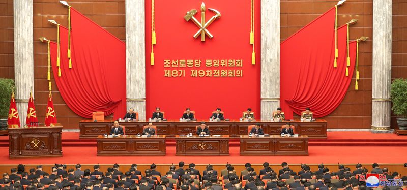 &copy; Reuters. Líder norte-coreano, Kim Jong Un, participa da reunião plenária de dezembro de 2023 do Comitê Central do Partido dos Trabalhadores da Coreia, em Pyongyang
26/12/2023
KCNA via REUTERS
