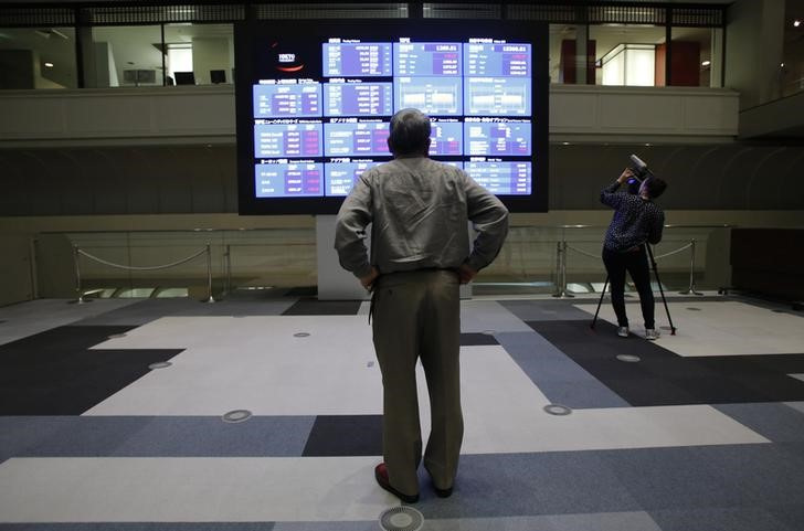 &copy; Reuters. １２月２７日の株式市場でソフトバンクグループが急伸している。写真は東京証券取引所で２０１３年５月撮影（２０２３年　ロイター／Toru Hanai）