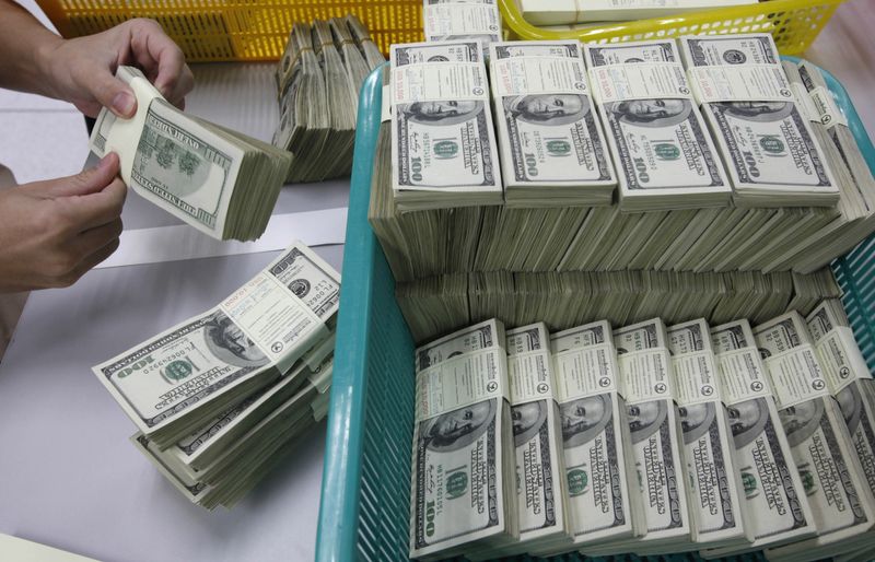 &copy; Reuters. A bank employee counts U.S. hundred dollar bills at Kasikornbank in Bangkok in this January 21, 2010 file photo. REUTERS/Sukree Sukplang/File Photo