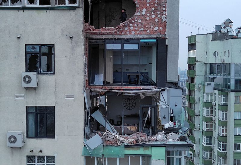 &copy; Reuters. FOTO DE ARCHIVO: Un edificio de apartamentos dañado durante un ataque de drones rusos, en medio del ataque de Rusia a Ucrania, en Kiev, Ucrania. 22 de diciembre 2023. REUTERS/Yan Dobronosov