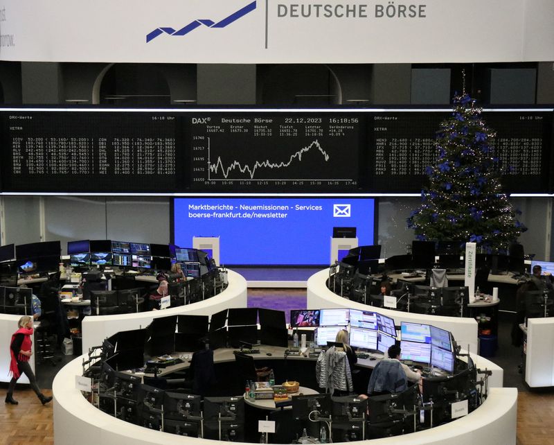 &copy; Reuters. شاشة تعرض بيانات المؤشر داكس الألماني في بورصة فرانكفورت يوم 22 ديسمبر كانون الأول 2023. تصوير: رويترز.