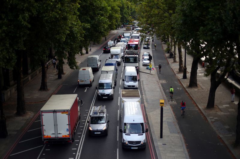 &copy; Reuters. FOTO DE ARCHIVO: Automóviles se en un atasco de tráfico a lo largo del Embankment durante la hora punta de la mañana en el centro de Londres, Reino Unido, 29 de agosto de 2017. REUTERS/Hannah McKay/Foto de archivo