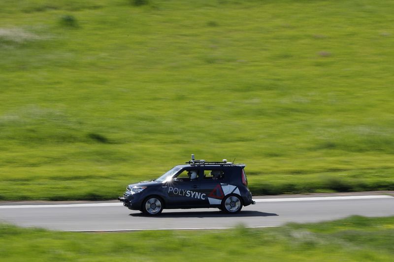 &copy; Reuters. Une voiture autonome de PolySync sur une piste de course en Californie. /Photo prise le 1er avril 2017/REUTERS/Stephen Lam