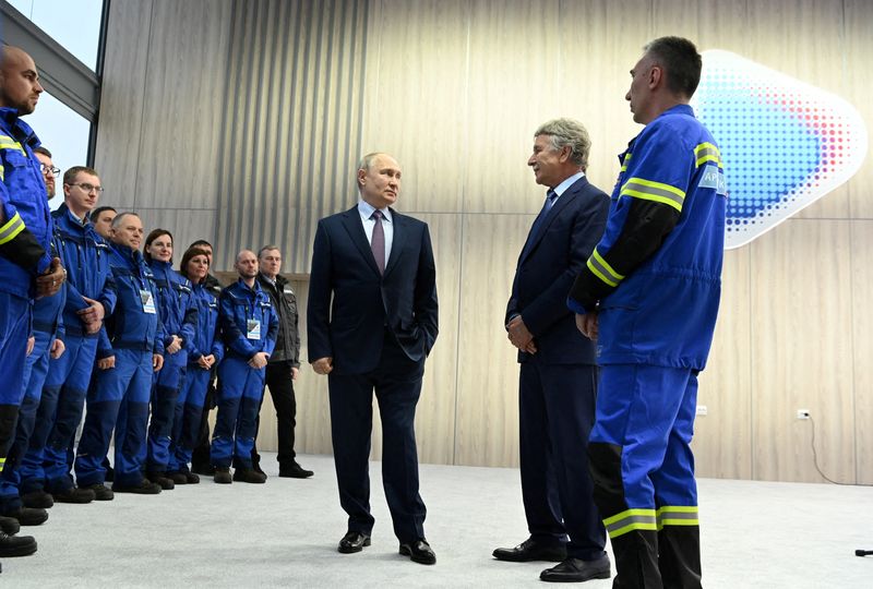 &copy; Reuters. FILE PHOTO: Russian President Vladimir Putin and Novatek CEO Leonid Mikhelson attend a ceremony to launch the first natural gas liquefaction line on a gravity-type base for the Arctic LNG-2 project as he visits the Novatek-Murmansk's Offshore Superfacilit