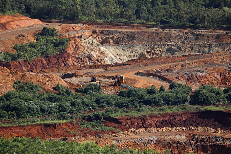 &copy; Reuters. FOTO DE ARCHIVO: Una explotación minera de níquel en Vale, Sorowako, provincia de Sulawesi del Sur, Indonesia. 29 de marzo de 2023. REUTERS/Ajeng Dinar Ulfiana
