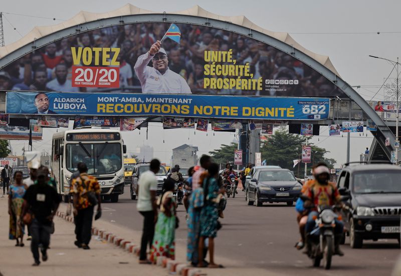 &copy; Reuters. Des affiches électorales à Kinshasa, en République Démocratique du Congo. /Photo prise le 16 décembre 2023/REUTERS/Zohra Bensemra 