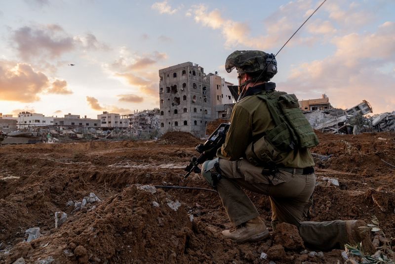 &copy; Reuters. Soldado israelense durante operação militar na Faixa de Gaza
27/12/2023 Forças Israelenses de Defesa/Divulgação via REUTERS