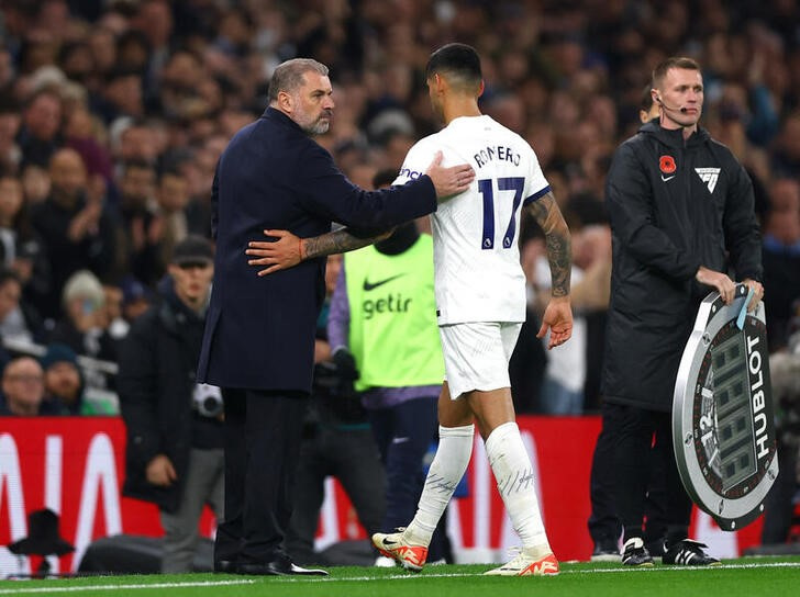 &copy; Reuters. FOTO DE ARCHIVO. El defensor argentino del Tottenham Hotspur Cristian Romero junto al DT Ange Postecoglou tras ser expulsado en el partido de la Premier League frente al Chelsea - Tottenham Hotspur Stadium, Londres, Inglaterra - Noviembre 6, 2023. Action 