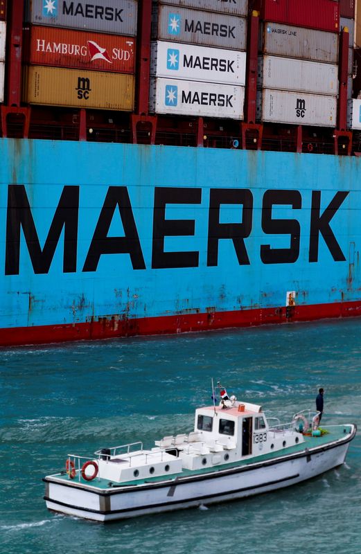&copy; Reuters. Des containers Maersk transportés dans le Canal de Suez. /Photo prise le 15 février 2022/REUTERS/Mohamed Abd El Ghany