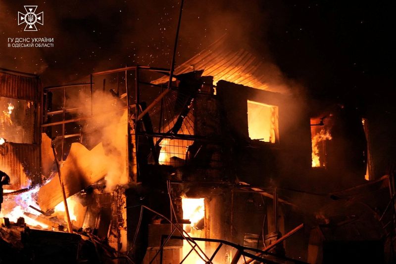 &copy; Reuters. Incêndio após ataque de drone russo em Odessa, na Ucrânia
27/12/2023 Serviço Estatal de Emergências da Ucrânia em Odessa/Divulgação via REUTERS