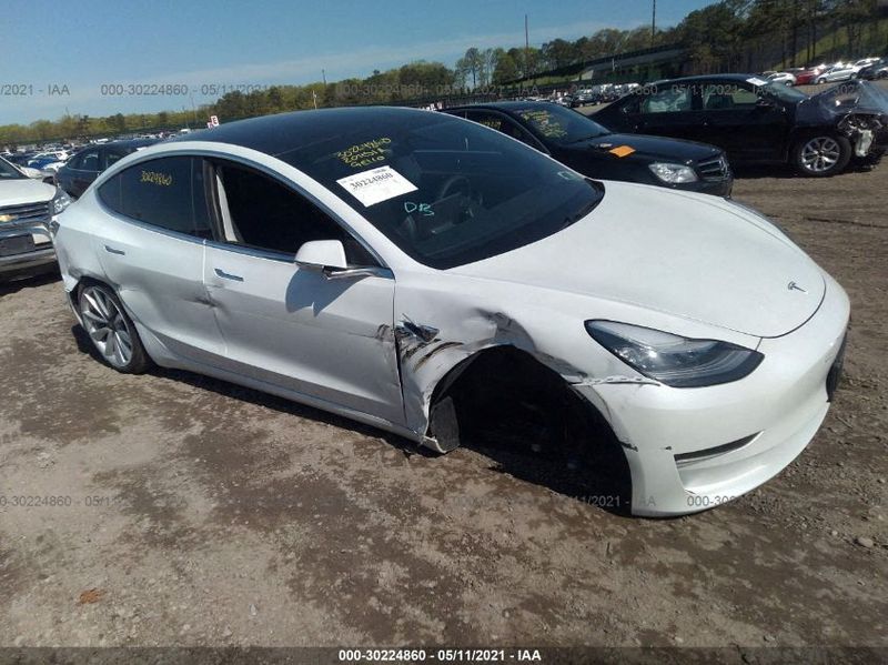 © Reuters. FILE PHOTO: An image from car-auction website Stat.vin shows a 2020 Tesla Model 3 that was salvaged after an April 2021 accident in which, according to Tesla records, the vehicle's front wheel detached at 60 mph.  Stat.vin/via REUTERS/File Photo