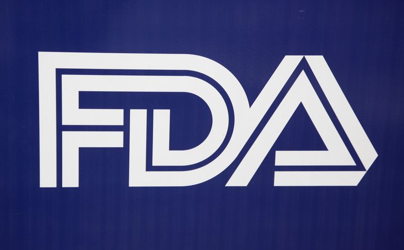&copy; Reuters. El logo de la Administración de Alimentos y Medicamentos de los Estados Unidos (FDA) se muestra en Silver Spring, Maryland, EEUU, el 4 de noviembre de 2009. REUTERS/Jason Reed