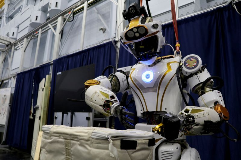 &copy; Reuters. روبوت ناسا الأنثوي الشبيه بالبشر (فالكيري) يفتح حقيبة بمركز جونسون للفضاء بهيوستون في تكساس بالولايات المتحدة يوم 16 نوفمبر تشرين الثاني 2023. 