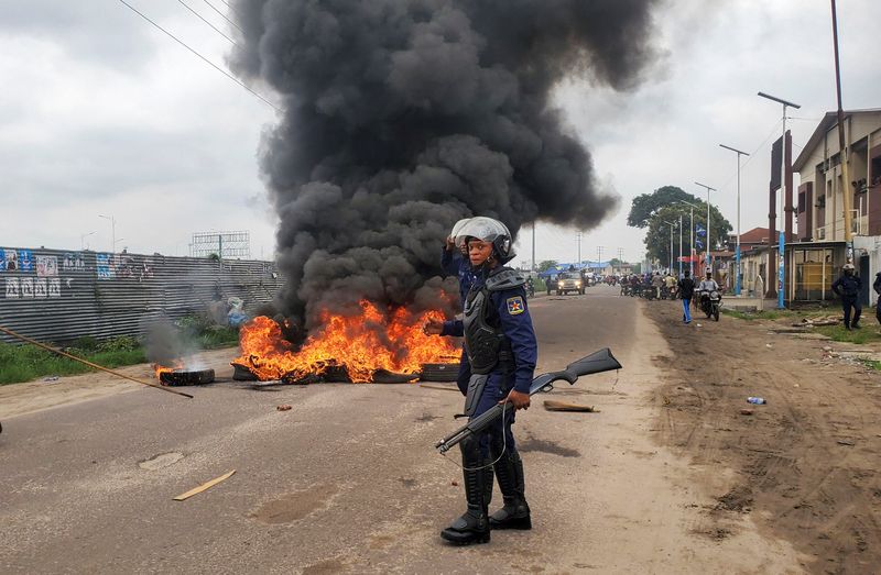 © Reuters. La police anti-émeute intervient pour bloquer une manifestation de l'opposition qui appelle à une nouvelle tenue des élections nationales de la semaine dernière, à Kinshasa, en République démocratique du Congo. /Photo prise le 27 décembre 2023/REUTERS/Benoit Nyemba
