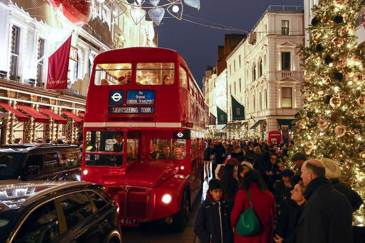 &copy; Reuters. Imagen de archivo de un autobús de dos pisos transitando entre decoraciones navideñas y compradores por Bond Street, Londres, Reino Unido. 16 diciembre 2023. REUTERS/Kevin Coombs