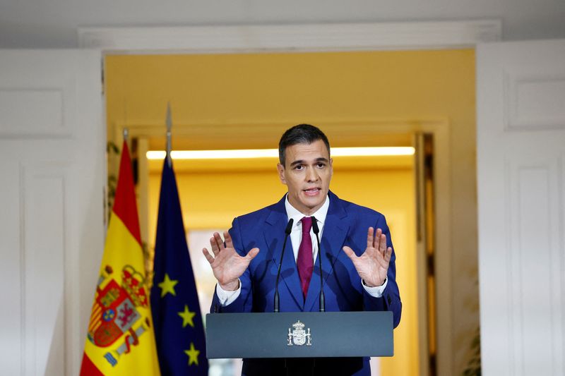 &copy; Reuters. Il primo ministro spagnolo Pedro Sanchez partecipa a una conferenza stampa presso il Palazzo della Moncloa a Madrid, Spagna, 27 dicembre 2023. REUTERS/Susana Vera