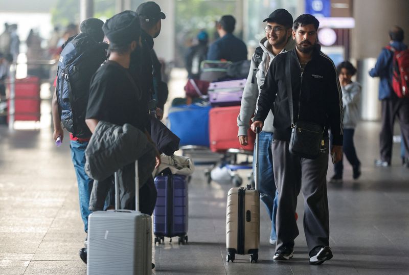 &copy; Reuters. Pasajeros con destino a Nicaragua en un vuelo Airbus A340 que quedó en tierra en Francia por sospecha de trata de personas, abandonan el Aeropuerto Internacional Chhatrapati Shivaji Maharaj después de su llegada, en Mumbai, India, el 26 de diciembre de 