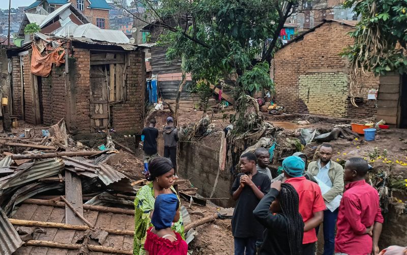 &copy; Reuters. Varias personas observan los daños tras las inundaciones mortales provocadas por las lluvias torrenciales en Bukavu, República Democrática del Congo. 27 de diciembre de 2023. REUTERS/Crispin Kyala