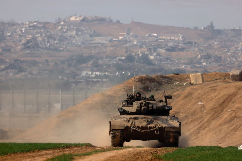 © Reuters. دبابة إسرائيلية في جنوب إسرائيل تناور بالقرب من الحدود بين إسرائيل وقطاع غزة يوم الأربعاء مع استمرار الصراع الدائر بين القوات الإسرائيلية وحركة حماس في القطاع. تصوير: عمير كوهين - رويترز