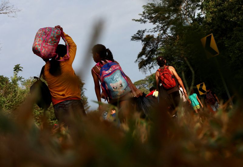 &copy; Reuters. Migrants walk in a caravan in an attempt to reach the U.S. border, in Escuintla, Mexico December 27, 2023. REUTERS/Jose Torres