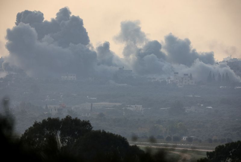&copy; Reuters. دخان يتصاعد في سماء قطاع غزة بعد غارة جوية إسرائيلية، وسط الصراع المستمر بين إسرائيل وحركة حماس الإسلامية الفلسطينية، يوم الأربعاء. تصوير: 